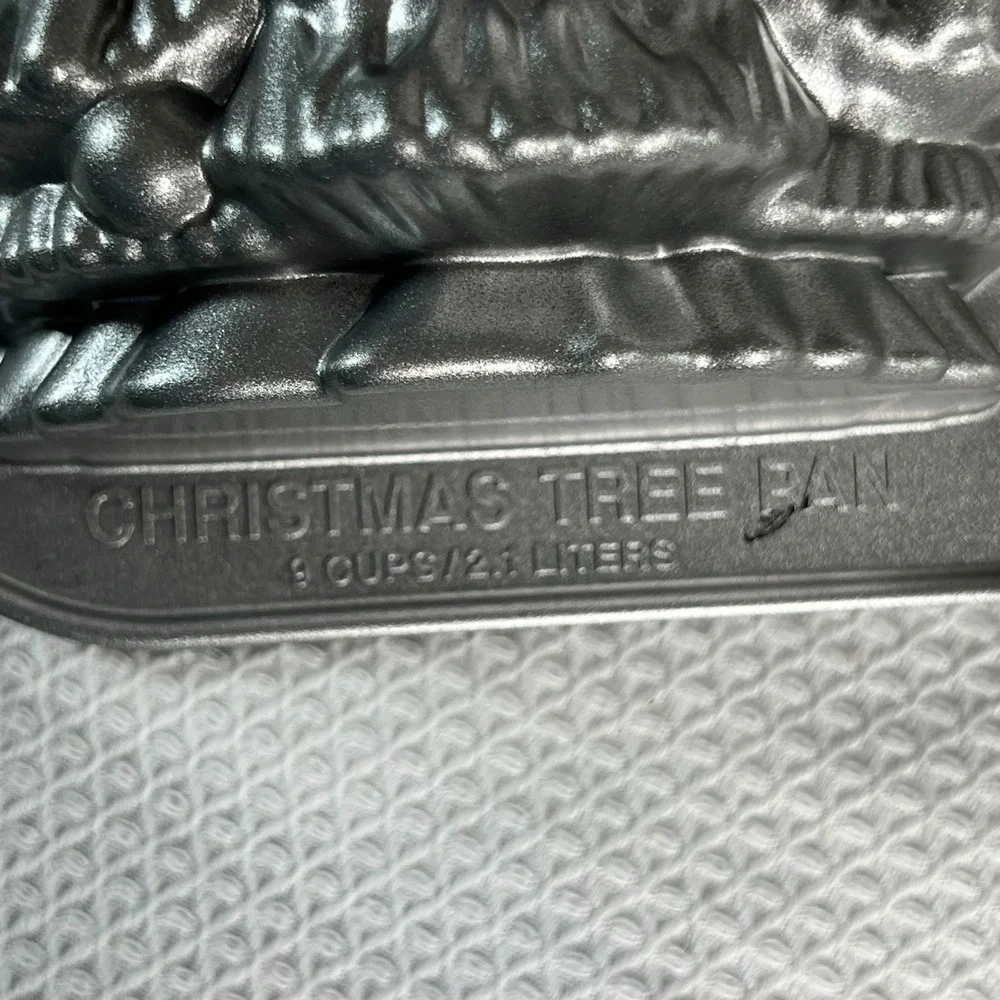 Nordic Ware Christmas Tree Cake Pan 3D Stand Up Cast Aluminum 9 Cup Holiday USA
